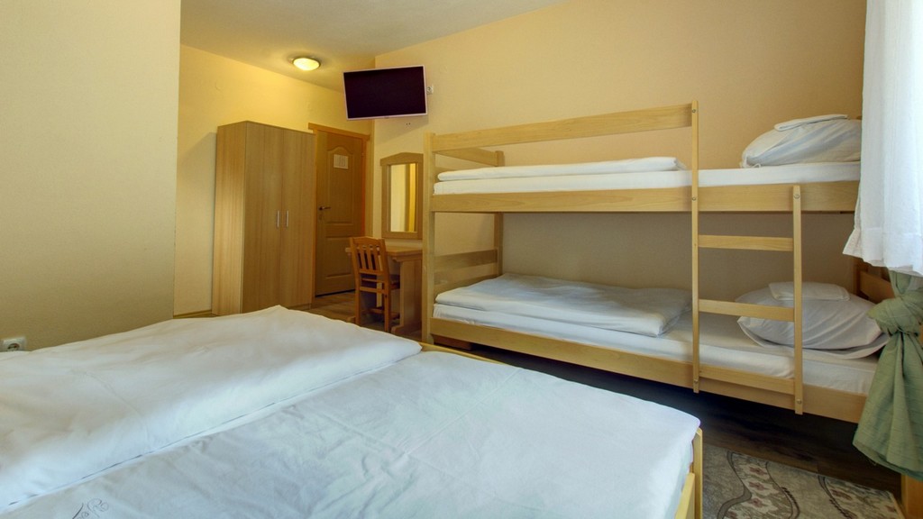 https://reklamirajte.se/wp-content/uploads/2018/11/Guesthouse-Yeti-cetvorokrevetna.jpg