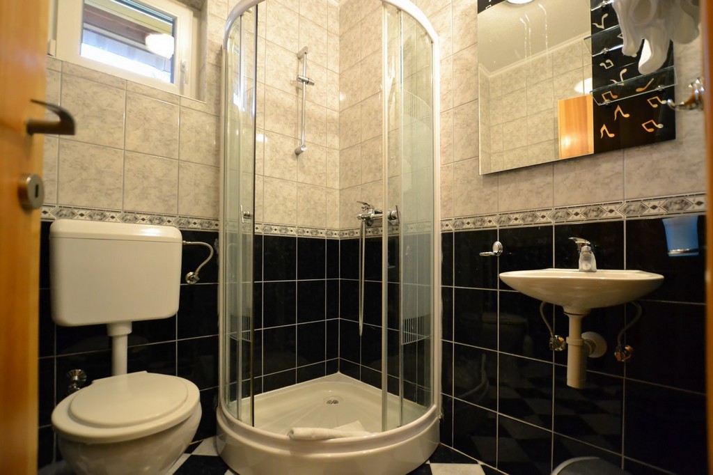 https://reklamirajte.se/wp-content/uploads/2018/11/Guesthouse-Yeti-kupatilo.jpg