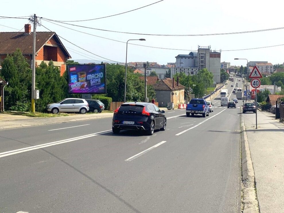 Bilbord BB-388-B - 4x3 - Avalska ulica, na tranzitu kroz Kragujevac, pravac ka centru i Plazi, u blizini Eko, Nis i Mol pumpe