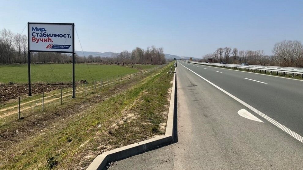 MB-004-B, površina 5x3m - neosvetljen - auto-put Miloš Veliki - lice ka Beogradu, 300m pre iskljucenja za Nepričavu