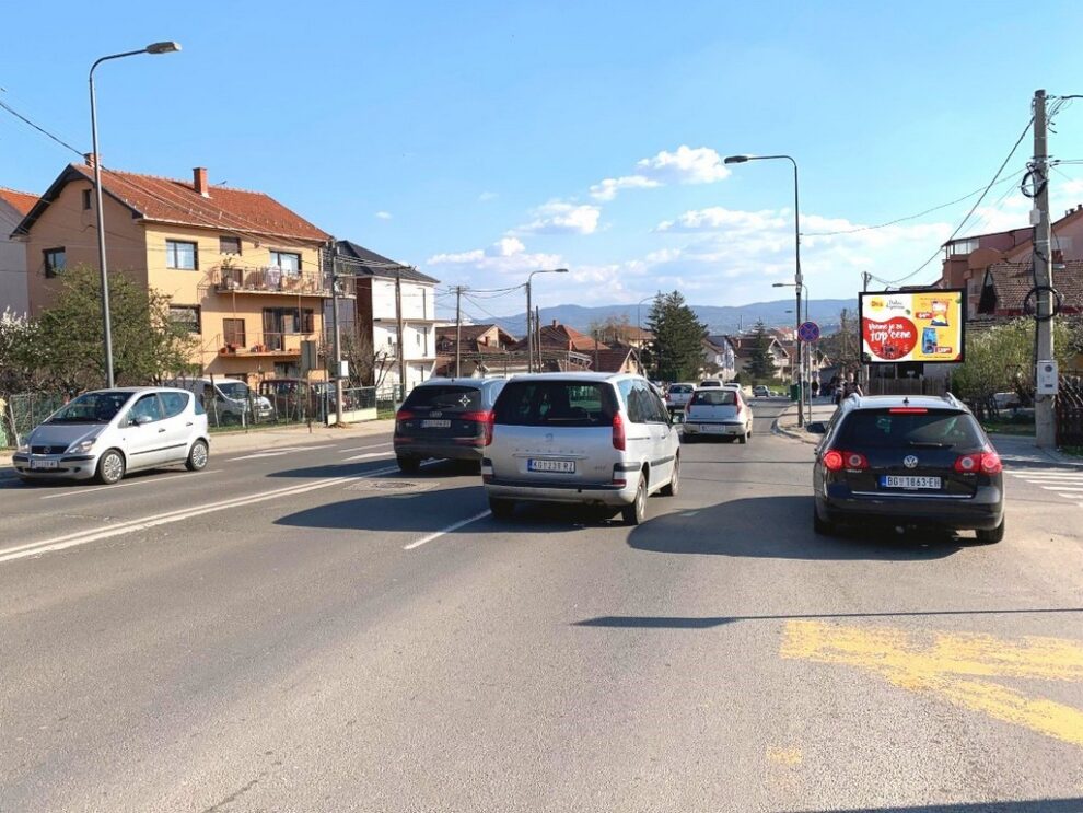 Bilbord - BB-394-A - Kragujevac 4x3 metara - Avalska ulica, širi centar, pored Nis pumpe, ispred semafora i stajalista za bus, lice ka centru