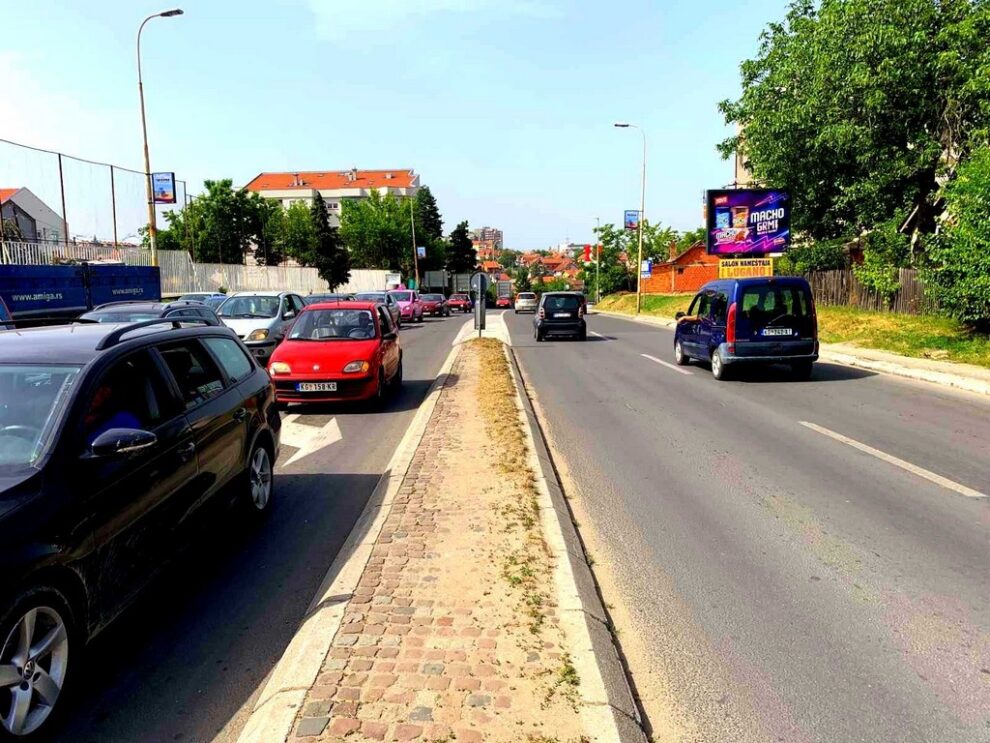 Bilbord BB-403-A - površina 4x3m, lokacija: ulica Milentija Popovića, posle raskrsnice sa ulicom Potporučnika Govedarice, tranzit ka auto putu