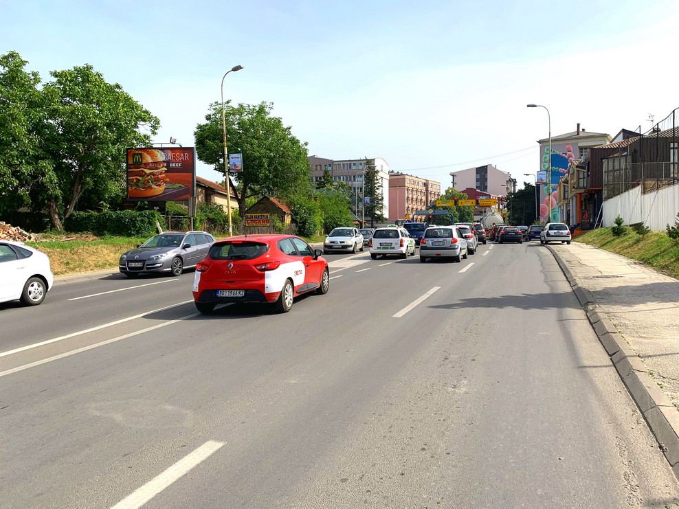 Bilbord BB-403-B - ulica Milentija Popovića, neposredno pre raskrsnica sa ulicom Potporučnika Govedarice, desno za Gornji Milanovac, pravo tranzit ka Kraljevu i Čačku, levo centar