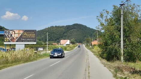 Megabord 008 A - 8x3,5 - neosvetljen - Kopaonik - na putu Kruševac - Brus, naselje Tršanovci, 2 km pre Brusa, lice ka Kopaoniku