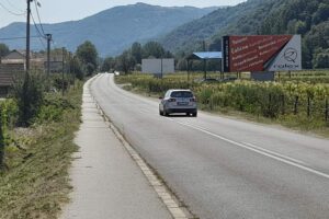 Megabord 009 A površina 8 x 3,5m - Kopaonik - na putu Brus - Kruševac, naselje Tršanovci, 2 km od Brusa, lice ka Kruševcu.