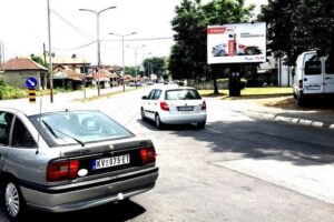 Bilbord BB-406-a 4x3m, ulica Dimitrija Tucovića, širi centar Kraljeva, na raskrsnici kod Ložionice, u blizini autobuske stanice