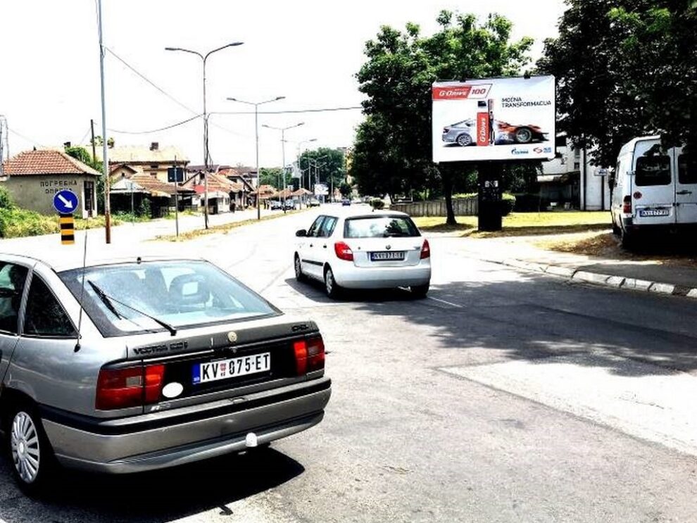 Bilbord BB-406-a 4x3m, ulica Dimitrija Tucovića, širi centar Kraljeva, na raskrsnici kod Ložionice, u blizini autobuske stanice