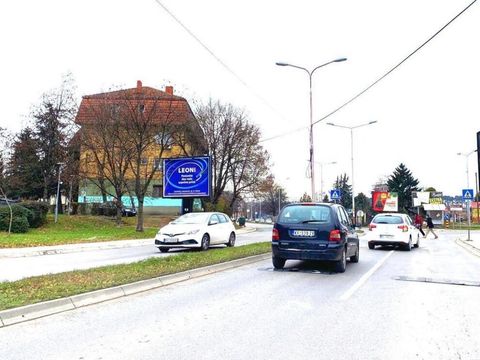 Bilbord BB-406-b površina 4x3m, ulica Dimitrija Tucovića, širi centar Kraljeva, na raskrsnici kod Ložionice, u blizini autobuske stanice, Elektrodistribucije i Nis pumpe, najprometnija saobracajnica