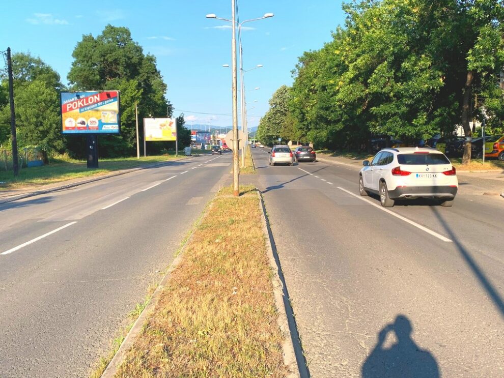 Bilbord BB-407-b površina 4x3m, ulica Dositejeva, uži centar grada, kod Dis marketa, u blizini Mol i Nis pumpe, preko puta Maxia