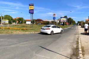 Bilbord BB-418 A, površina 4x3 metara, lokacija Karađorđeva ulica, na kružnom toku, ispred Nis pumpe