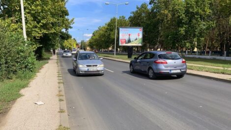 Bilbord BB-420-A, površina 4x3 metara, lokacija Žički put, ispred kasarne, put prema Mataruškoj banji i Žiči