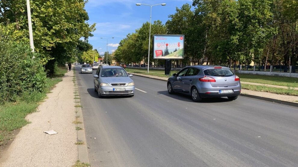 Bilbord BB-420-A, površina 4x3 metara, lokacija Žički put, ispred kasarne, put prema Mataruškoj banji i Žiči