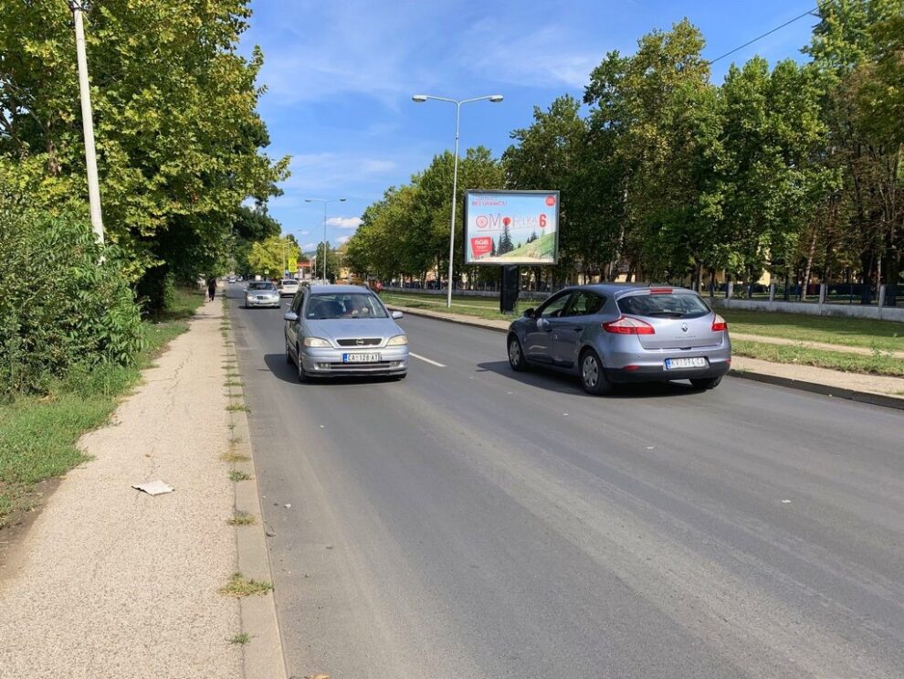 Bilbord BB-420-A, površina 4x3 metara, lokacija Žički put, ispred kasarne, put prema Mataruškoj banji i Žiči