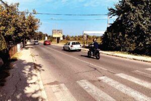 Bilbord BB-421-A, površina 4x3 metara, lokacija ulica Žički put, ispred kasarne i hotela Đerdan