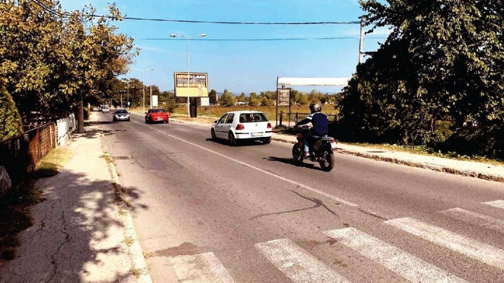 Bilbord BB-421-A, površina 4x3 metara, lokacija ulica Žički put, ispred kasarne i hotela Đerdan