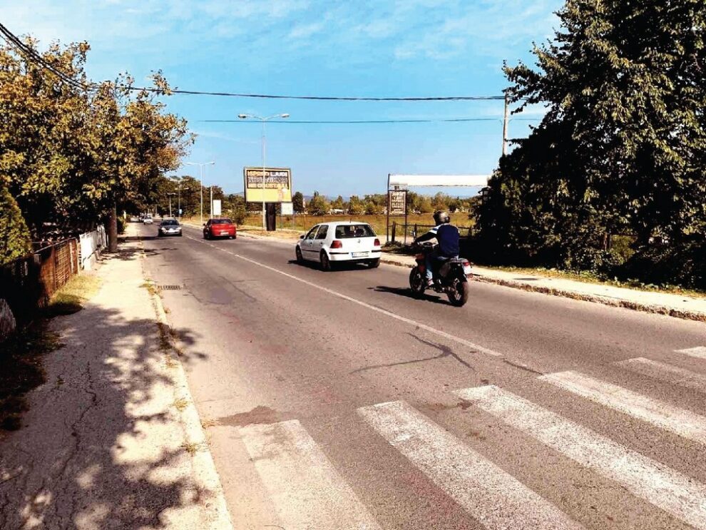 Bilbord BB-421-A, površina 4x3 metara, lokacija ulica Žički put, ispred kasarne i hotela Đerdan