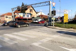 Bilbord BB-426-Levi, površina 4x3 metara, lokacija raskrsnica ulica bulevara Oslobodilaca ČaČka i Balkanske ulice, na obilaznici, ka centru
