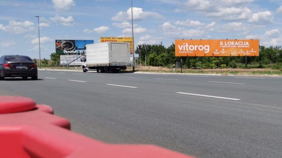 Megabord MB 013, 20x4 metara, osvetljen - 80m2, naplatna rampa Stara Pazova, 100 metara posle naplatne rampe, pravac Beograd - Novi Sad