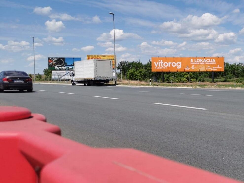 Megabord MB 013, 20x4 metara, osvetljen - 80m2, naplatna rampa Stara Pazova, 100 metara posle naplatne rampe, pravac Beograd - Novi Sad