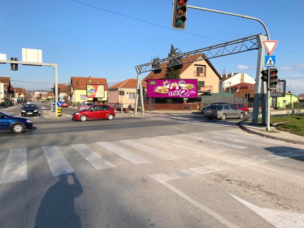 Bilbord BB-427, 8x3 m, lokacija raskrsnica bulevara Oslobodilaca Čačka i Balkanske ulice, na tranzitu za Kraljevo, Beograd, Užice i Zlatibor
