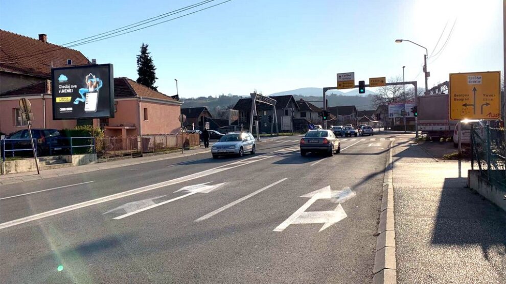 Bilbord BB 428 B, površina 4x3 metara, Balkanska ulica, neposredno pre raskrsnice na obilaznici, levo za Kraljevo, desno za Užice i Zlatibor