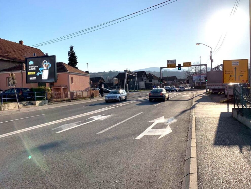 Bilbord BB 428 B, površina 4x3 metara, Balkanska ulica, neposredno pre raskrsnice na obilaznici, levo za Kraljevo, desno za Užice i Zlatibor