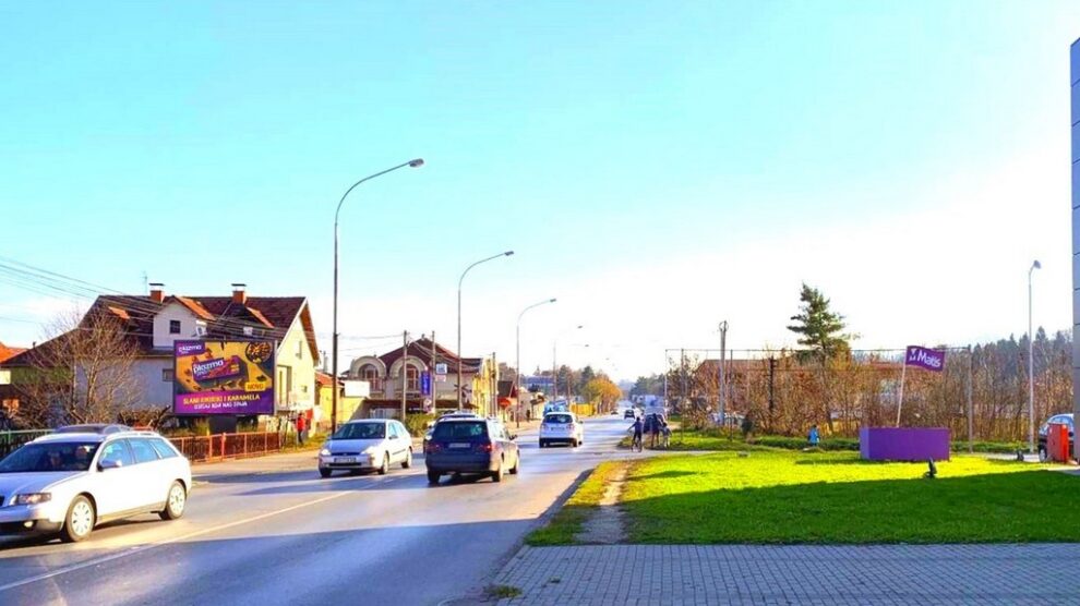 Bilbord BB 429 B, površina 4x3 metara, ulica doktora Dragiše Mišovića, preko puta salona Matis i novog tržnog centra, pravac prema Kraljevu