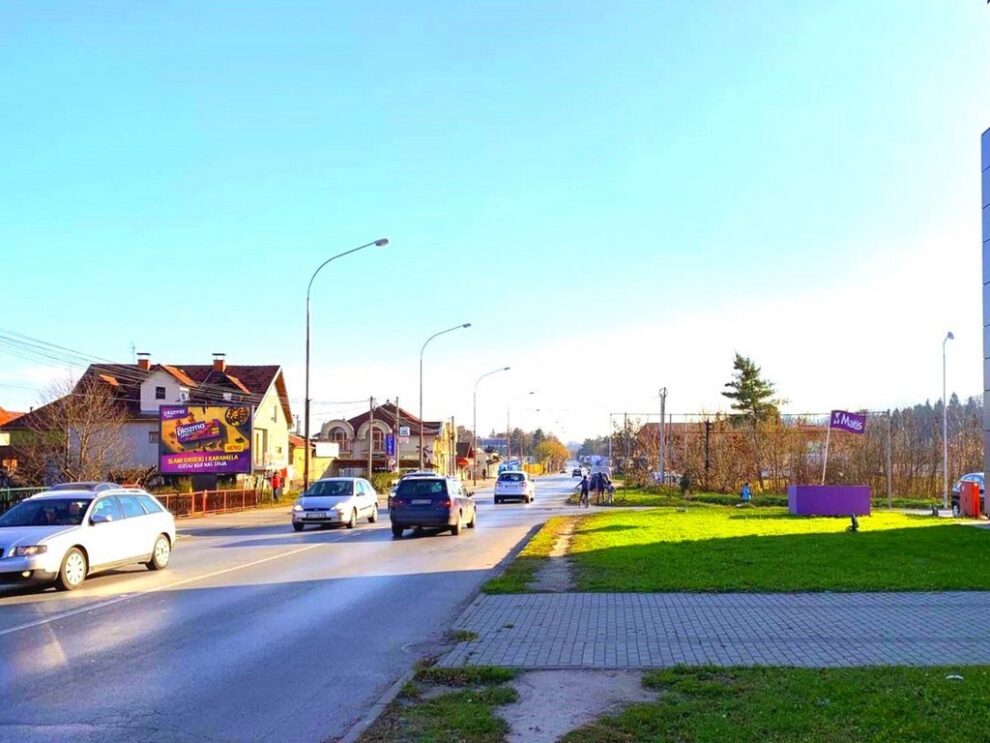 Bilbord BB 429 B, površina 4x3 metara, ulica doktora Dragiše Mišovića, preko puta salona Matis i novog tržnog centra, pravac prema Kraljevu