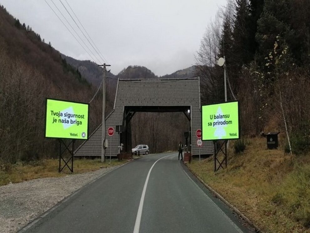 Led Ekran 120, površina 3x2 metara, lokacija Brezeće, ulaz u Nacionalni Park Kopaonik iz pravca Brusa