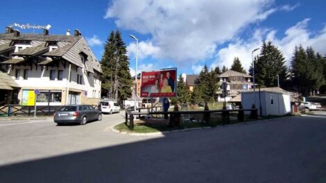 Led Ekran 122, površina 4x3 metara, lokacija Kopaonik, kod ulaza u hotel Grand