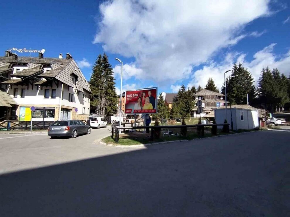 Led Ekran 122, površina 4x3 metara, lokacija Kopaonik, kod ulaza u hotel Grand