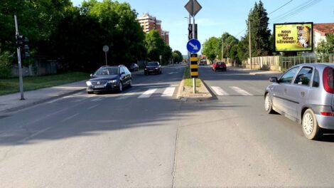 Bilbord BB 433 A, površina 4x3 metara, Bulevar Nikole Pašića, na raskrsnici sa ulicama Vojvode Stepe i Radničkog Samoupravljanja, lice prema centru