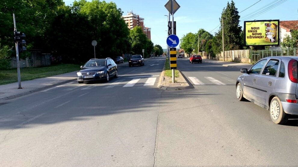 Bilbord BB 433 A, površina 4x3 metara, Bulevar Nikole Pašića, na raskrsnici sa ulicama Vojvode Stepe i Radničkog Samoupravljanja, lice prema centru