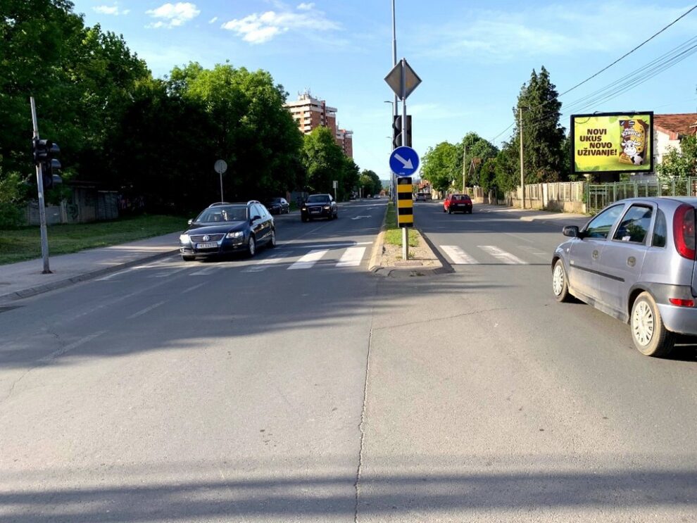 Bilbord BB 433 A, površina 4x3 metara, Bulevar Nikole Pašića, na raskrsnici sa ulicama Vojvode Stepe i Radničkog Samoupravljanja, lice prema centru