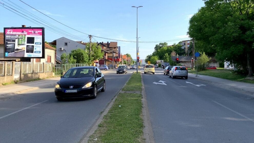 Bilbord BB 433 B, površina 4x3 metara, Bulevar Nikole Pašića, na raskrsnici sa ulicama Vojvode Stepe i Radničkog Samoupravljanja, lice prema Shopping parku.