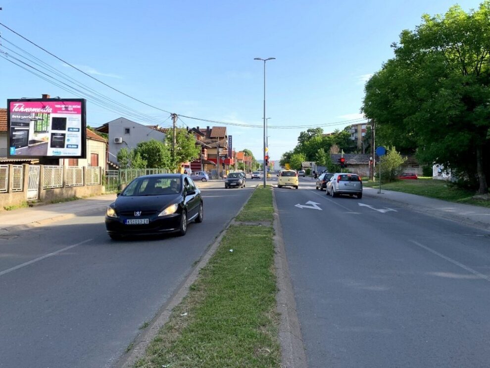 Bilbord BB 433 B, površina 4x3 metara, Bulevar Nikole Pašića, na raskrsnici sa ulicama Vojvode Stepe i Radničkog Samoupravljanja, lice prema Shopping parku.