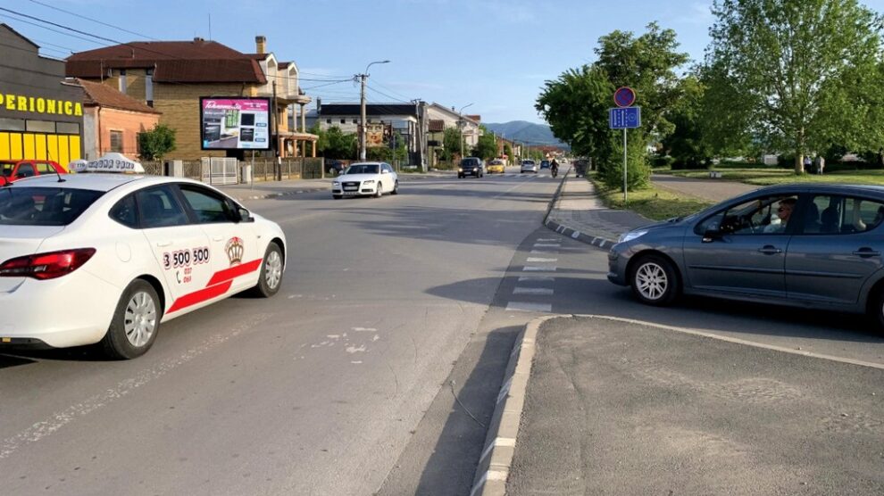 Bilbord BB 434 B, površina 4x3 metara, Ulica Ljube Tripkovića, tranzit, odmah pored ulaza u Shopping park i Ledl