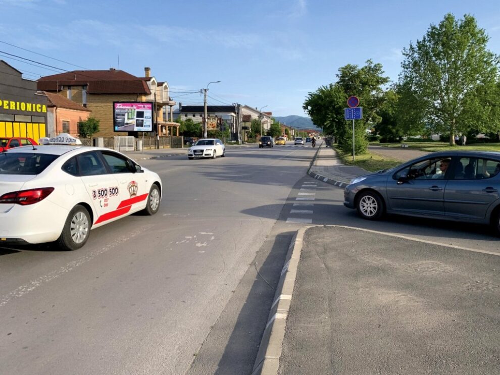 Bilbord BB 434 B, površina 4x3 metara, Ulica Ljube Tripkovića, tranzit, odmah pored ulaza u Shopping park i Ledl
