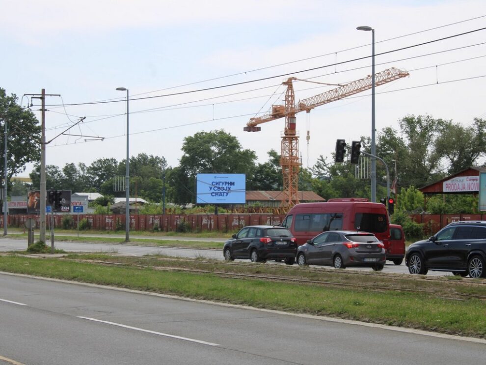 Led Ekran 132, površina 5x3 metara, Novi Beograd, ulica Jurija Gagarina, preko puta nove autobuske stanice