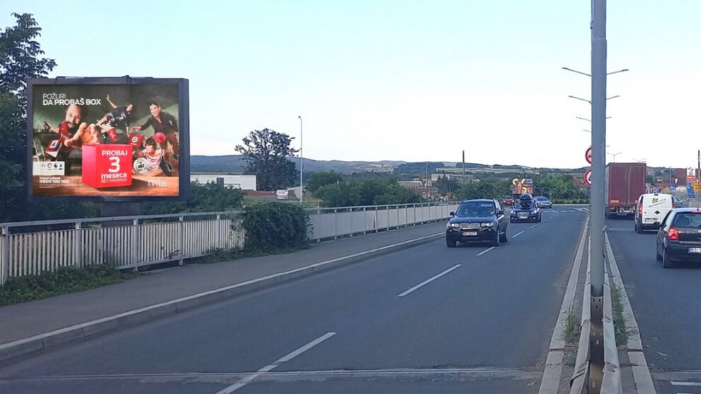 Bilbord BB 435 B, površina 4x3 metara, ulica Vidovdanska - Miloša Obilića, pre kružnog toka, izmedju Eko i Nis pumpe