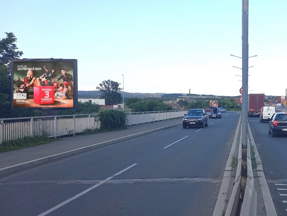 Bilbord BB 435 B, površina 4x3 metara, ulica Vidovdanska - Miloša Obilića, pre kružnog toka, izmedju Eko i Nis pumpe