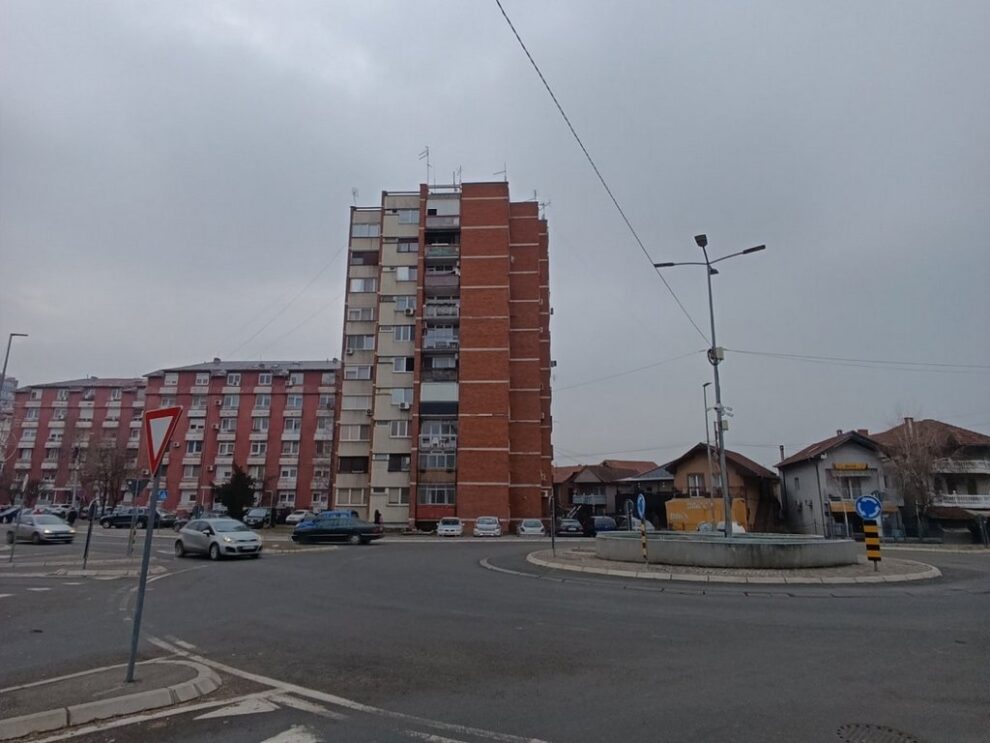 Fasada 12, Kruševac, površina 4x25 metara, 100m2, lokacija kružni tok ka Tržnom Centru Big