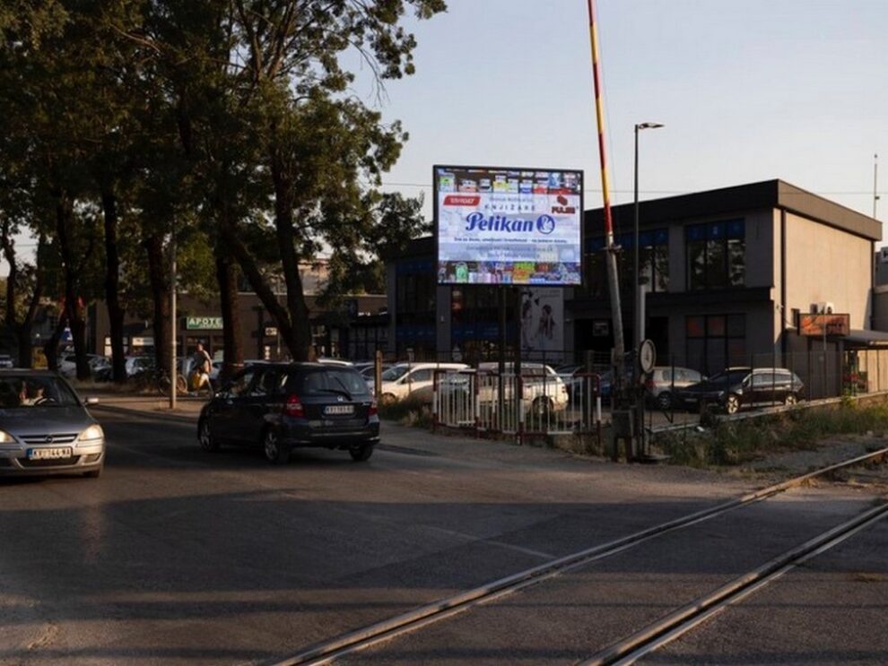 Led Ekran 136, površina 4x3 metara, TC Slovo, centar, ulica Vojvode Stepe uz prugu, glavni ulaz u grad iz pravca Čačka