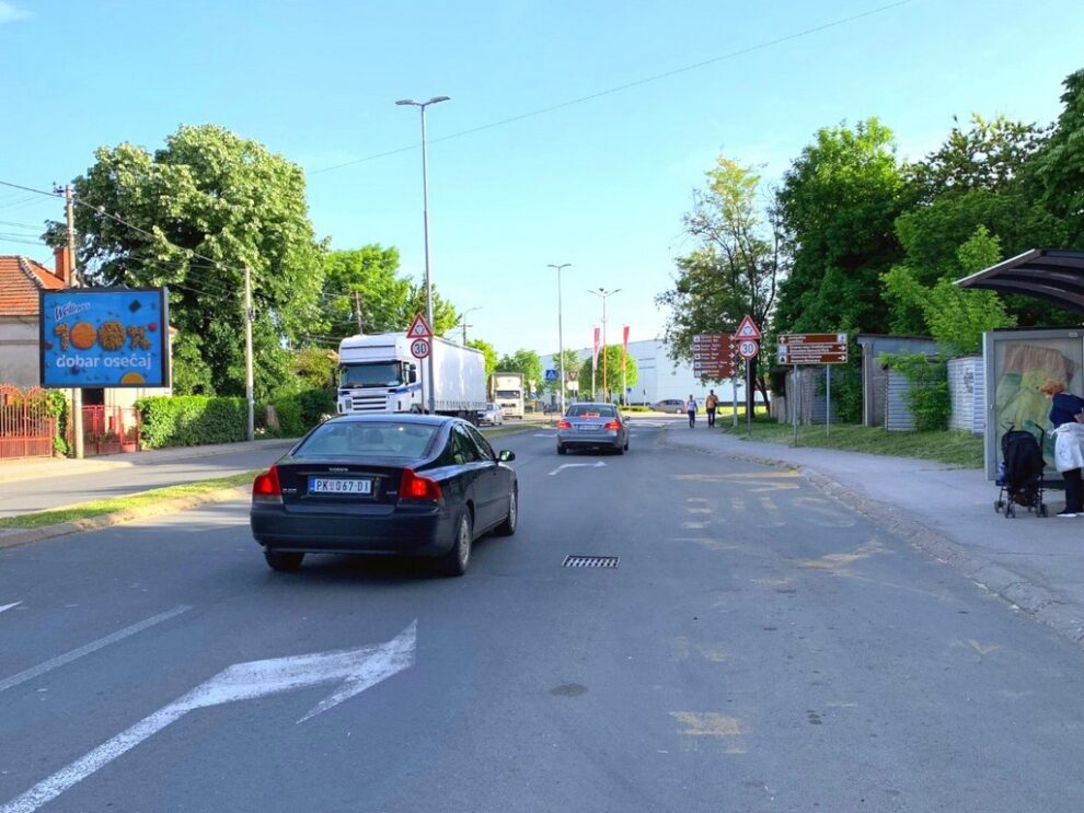 Bilbord BB 436 B, 4x3 m, Bulevar Nikole Pašića, ispred kružnog toka na raskrsnici sa ulicom Kneza Miloša, kod Shopping parka, Lidla i Rode
