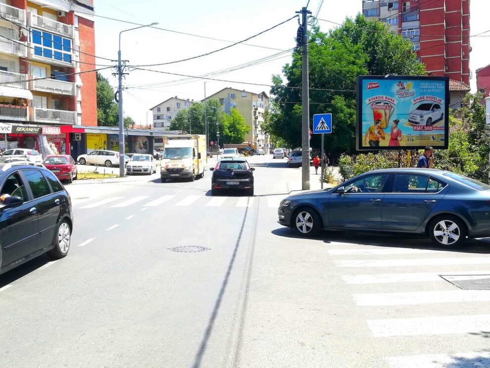 Bilbord BB 437 A, površine 4x3 m, lokacija ulica Hajduk Veljkova, centar, ispred kružnog toka sa ulicama Dušanova i Radničkog samoupravljanja