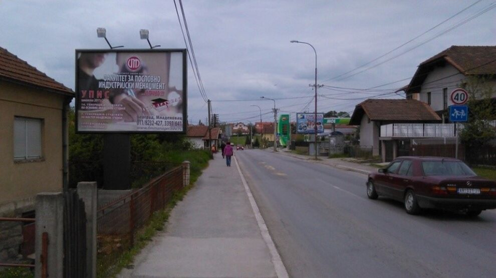 Bilbord BB 439 B 4x3m, osvetljen - ulica Ilije Garašanina, ispred stadiona u smeru ka izlazu iz grada ka Lazarevcu u blizini hotela Izvor.
