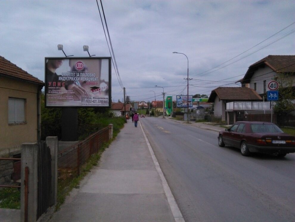 Bilbord BB 439 B 4x3m, osvetljen - ulica Ilije Garašanina, ispred stadiona u smeru ka izlazu iz grada ka Lazarevcu u blizini hotela Izvor.