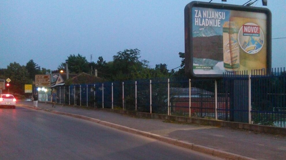 Bilbord BB 440 A, 4x3m, osvetljen - ulica Ilije Garašanina kod raskrsnice sa Mišarskom, pored stadiona, smer ka centru. u blizini hotela Izvor