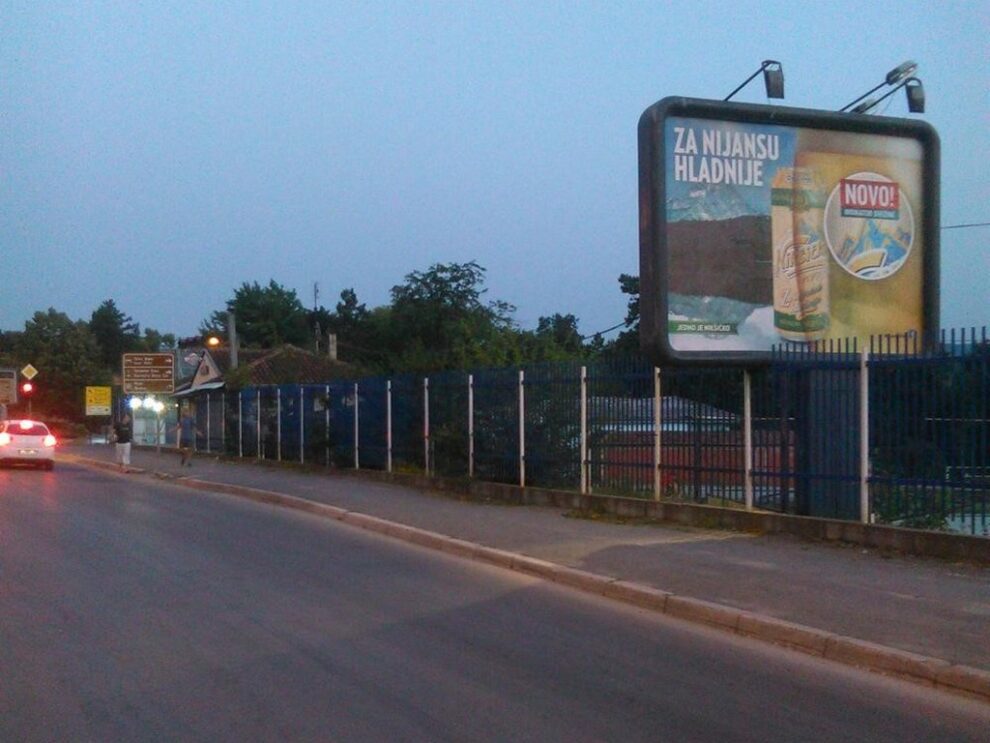 Bilbord BB 440 A, 4x3m, osvetljen - ulica Ilije Garašanina kod raskrsnice sa Mišarskom, pored stadiona, smer ka centru. u blizini hotela Izvor