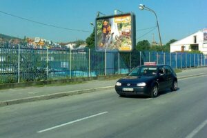 Bilbord BB 440 B, 4x3m, osvetljen - ulica Ilije Garašanina kod raskrsnice sa Mišarskom, pored stadiona FK Šumadije u blizini hotela Izvor